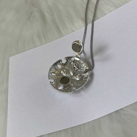 đź’•Beautiful Silver Sand Dollar Necklaneđź’• - Picture 4 of 8